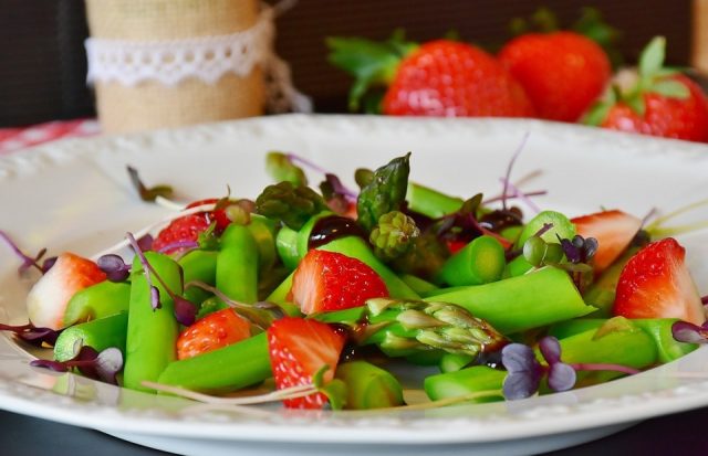 spargelsalat rezept gesund erdbeeren lecker